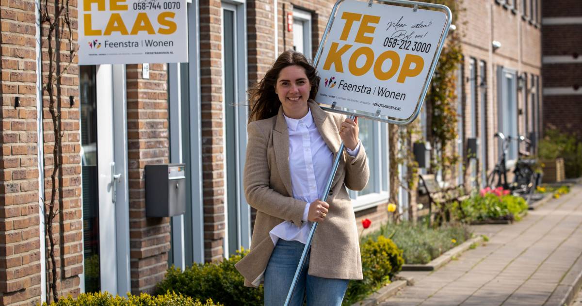 De makelaar van Feenstra Wonen loopt met een verkoopbord op je af