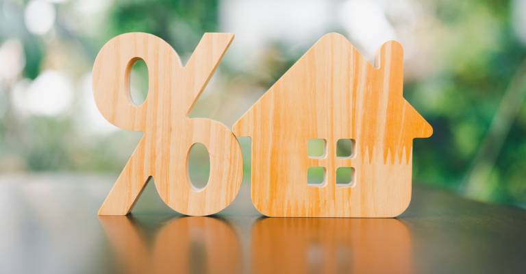 Houten procentteken en houten huisje ernaast